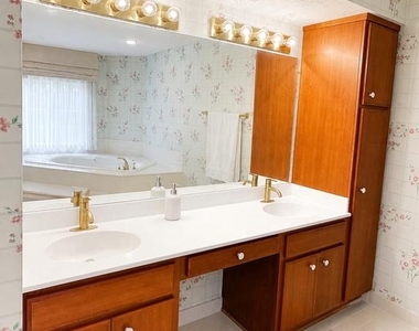 10804 Willow Run Court - Photo Thumbnail 8