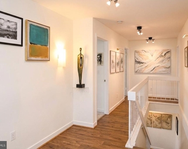 3169 Hawthorne Drive Ne - Photo Thumbnail 3