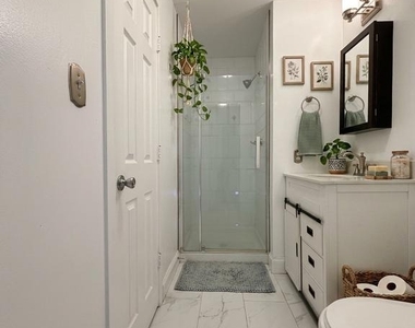 3169 Hawthorne Drive Ne - Photo Thumbnail 6