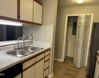 275 Waterdown Drive - Photo Thumbnail 8