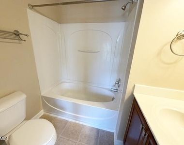 100 Stratford Lakes Drive - Photo Thumbnail 10