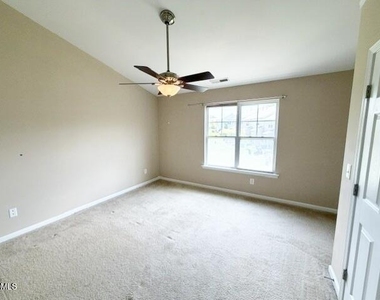 100 Stratford Lakes Drive - Photo Thumbnail 8