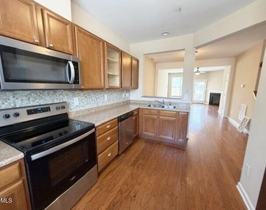100 Stratford Lakes Drive - Photo Thumbnail 4