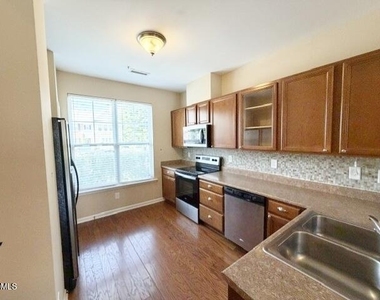 100 Stratford Lakes Drive - Photo Thumbnail 5