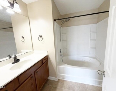 100 Stratford Lakes Drive - Photo Thumbnail 12