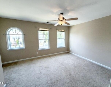 100 Stratford Lakes Drive - Photo Thumbnail 9