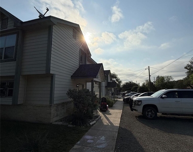 900 Pecan St - Photo Thumbnail 4