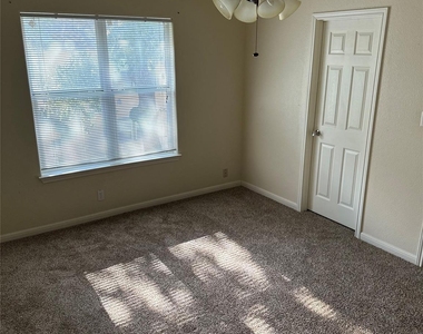 900 Pecan St - Photo Thumbnail 3