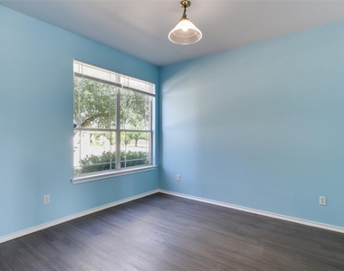 1004 W South St - Photo Thumbnail 3