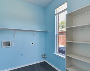 1004 W South St - Photo Thumbnail 11