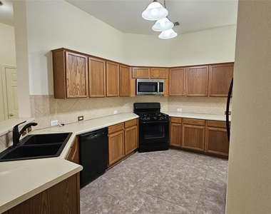 107 Helen Cv - Photo Thumbnail 24