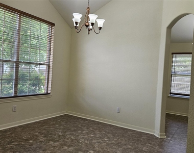 107 Helen Cv - Photo Thumbnail 15