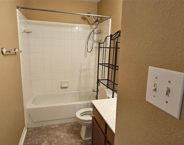 107 Helen Cv - Photo Thumbnail 4