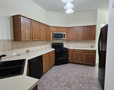 107 Helen Cv - Photo Thumbnail 25
