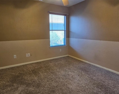 107 Helen Cv - Photo Thumbnail 3