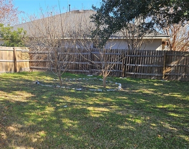 107 Helen Cv - Photo Thumbnail 12