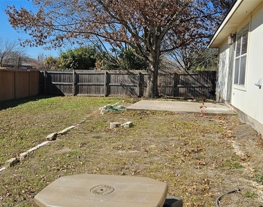 107 Helen Cv - Photo Thumbnail 11