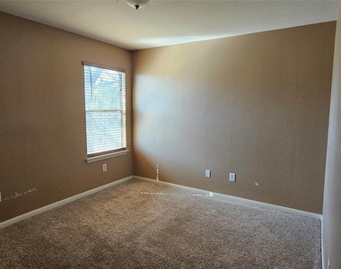 107 Helen Cv - Photo Thumbnail 5