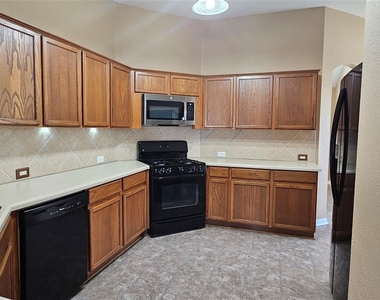 107 Helen Cv - Photo Thumbnail 7