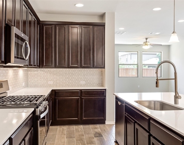 9105 White Coral Dr - Photo Thumbnail 4