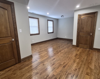 3238 N Hamlin Avenue - Photo Thumbnail 4