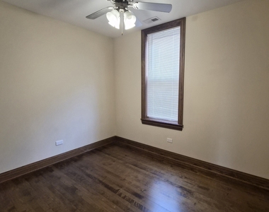 3238 N Hamlin Avenue - Photo Thumbnail 9