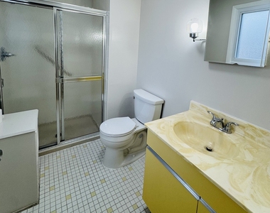 7011 N Hamlin Avenue - Photo Thumbnail 11
