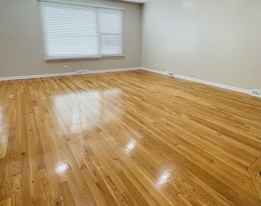 7011 N Hamlin Avenue - Photo Thumbnail 3