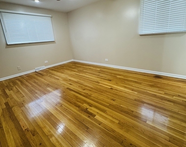 7011 N Hamlin Avenue - Photo Thumbnail 10