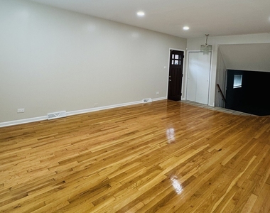 7011 N Hamlin Avenue - Photo Thumbnail 5