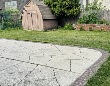 7011 N Hamlin Avenue - Photo Thumbnail 17