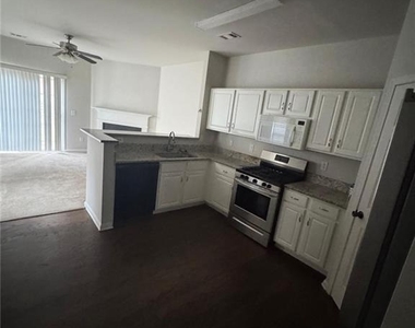 950 Redwood Drive - Photo Thumbnail 4