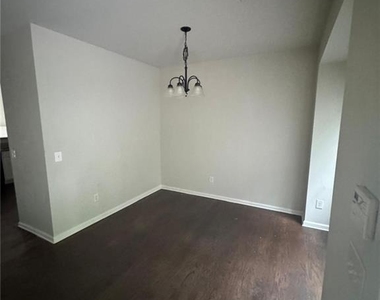 950 Redwood Drive - Photo Thumbnail 3
