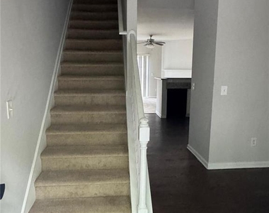 950 Redwood Drive - Photo Thumbnail 2