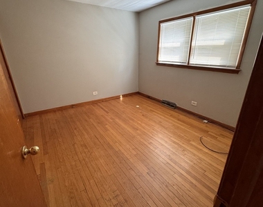 706 E 106th Street - Photo Thumbnail 5