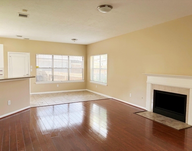105 Crimson Bay Drive - Photo Thumbnail 3