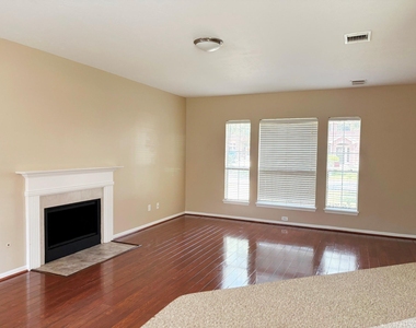 105 Crimson Bay Drive - Photo Thumbnail 4