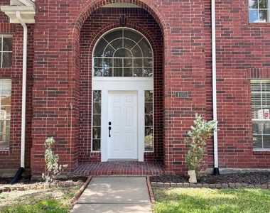 105 Crimson Bay Drive - Photo Thumbnail 16