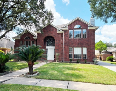 105 Crimson Bay Drive - Photo Thumbnail 2