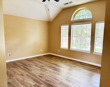 105 Crimson Bay Drive - Photo Thumbnail 12