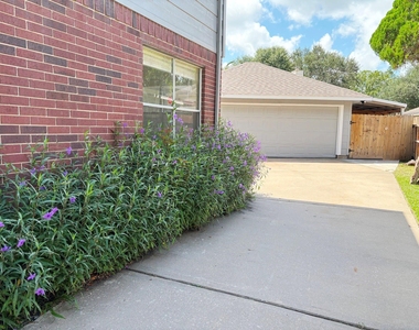 105 Crimson Bay Drive - Photo Thumbnail 17