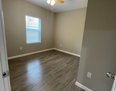 2210 Arapahoe Drive - Photo Thumbnail 6