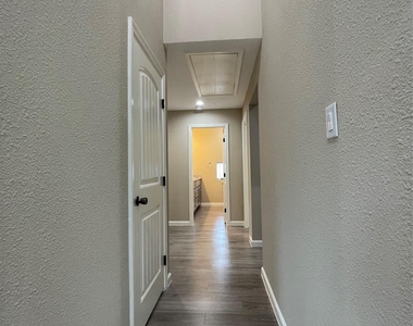 2210 Arapahoe Drive - Photo Thumbnail 10