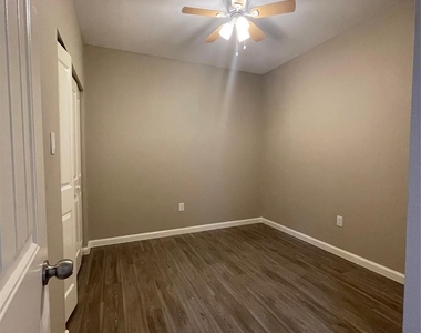 2210 Arapahoe Drive - Photo Thumbnail 5