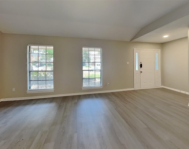 3418 Creek Manor Drive - Photo Thumbnail 2