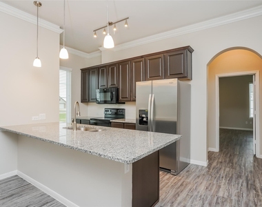 651 Lakeland Circle - Photo Thumbnail 2