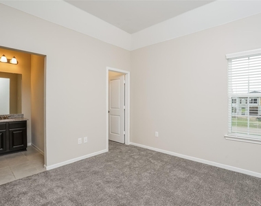 651 Lakeland Circle - Photo Thumbnail 7