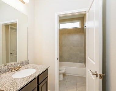 651 Lakeland Circle - Photo Thumbnail 10