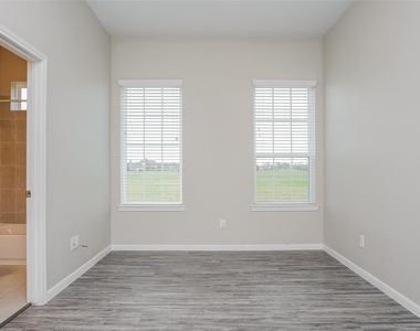 651 Lakeland Circle - Photo Thumbnail 9