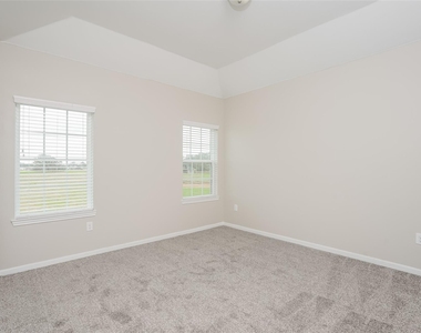 651 Lakeland Circle - Photo Thumbnail 8